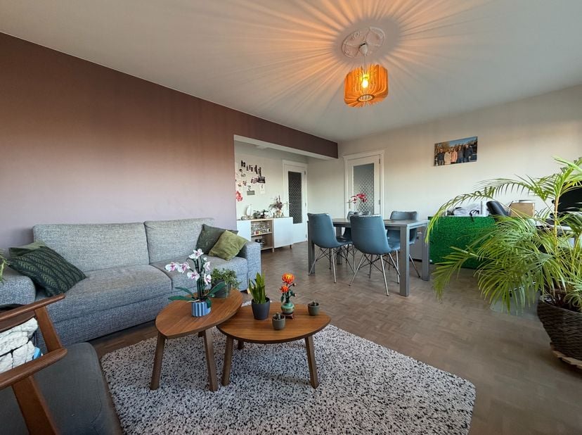 Op het Broederlijke-Weversplein te Gent bevindt zich dit lichtrijke appartement&amp;nbsp;met twee slaapkamers, gelegen op het eerste verdiep (tussenverdie