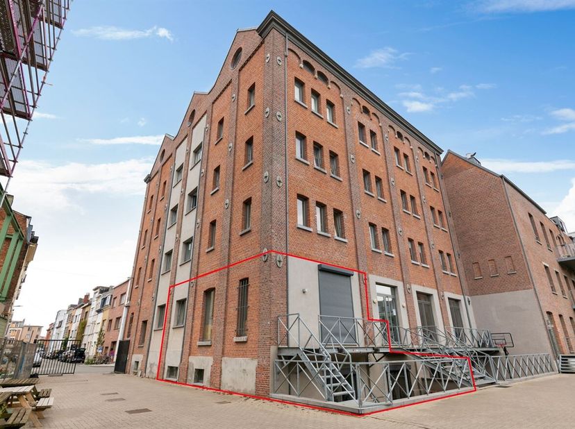 Ligging: Dit pand is gelegen in de Dijlestraat 52 te Antwerpen, in een historisch pakhuis binnen de vernieuwde Slachthuissite. Deze karaktervolle omge