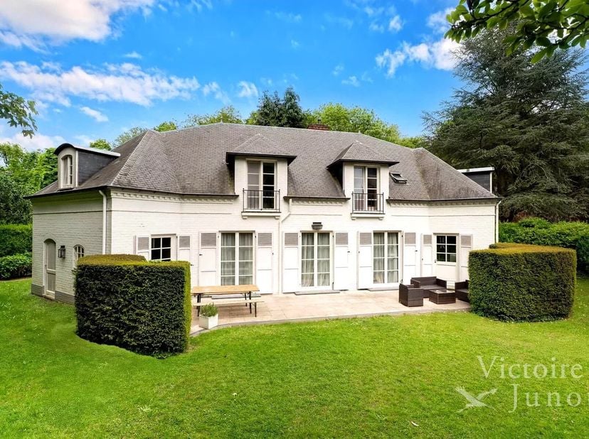 Pand voorgesteld door Carla Rodriguez : 0494 07 97 54 / carla.rodriguez@victoire.be<br />
Victoire Junot biedt u deze heldere, niet-gemeubileerde vill