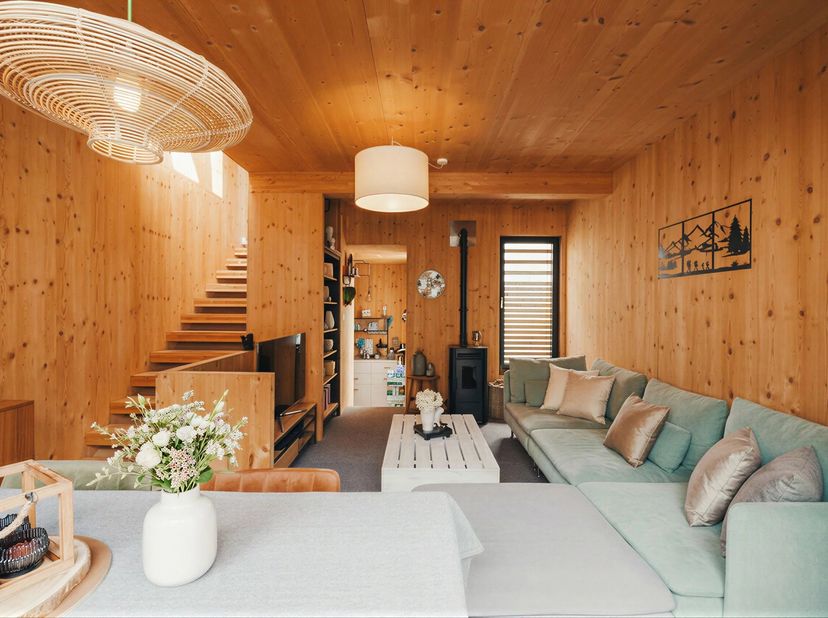 Victoire-Junot presenteert dit charmante passieve woning van ongeveer 75 m², volledig gebouwd in hout in 2019. Het bestaat uit een woonkamer/eetkamer