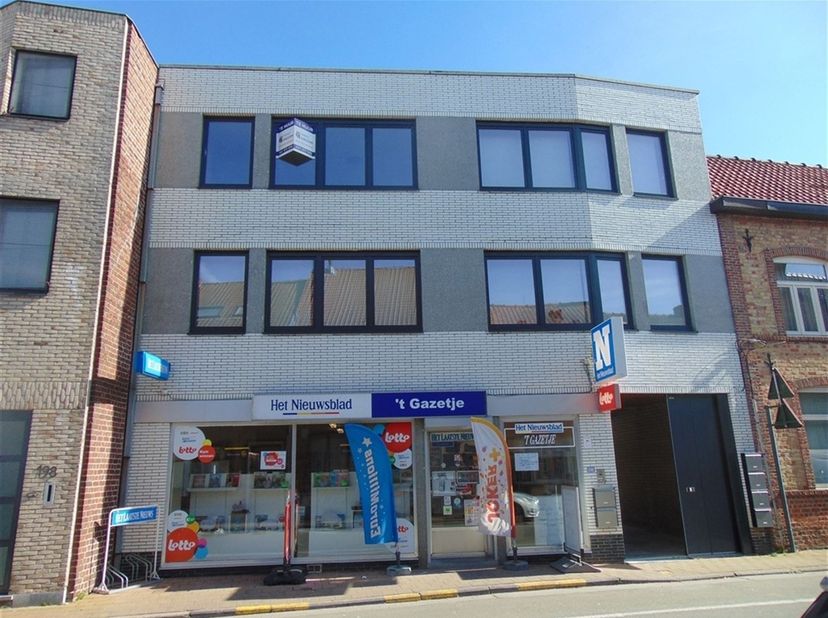 Bent u op zoek naar een tof, instapklaar appartement in centrum Poperinge? Dan is dit centraal gelegen twee slaapkamer appartement een ware opportunit
