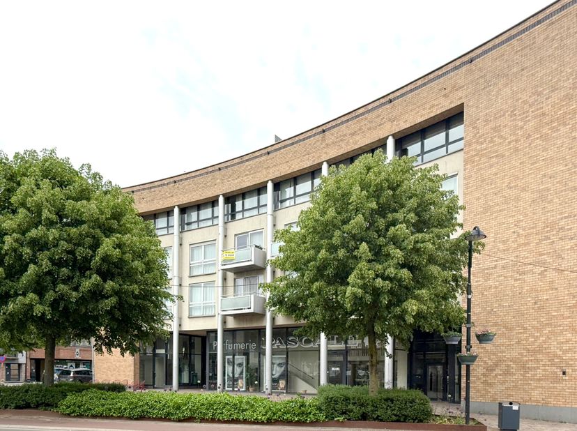 Dit appartement is gunstig gelegen in het hartje van Beveren. Het appartement bevindt zich op de tweede verdieping en vlot te bereiken met de lift.<br