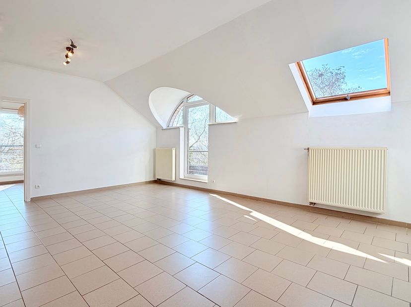 Situation et informations générales<br />
Ce bel appartement 1 chambre situé au coeur de Mont-Saint-Guibert, proche de ses commerces et de toutes faci