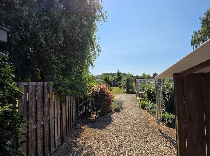 Halfopen bebouwing met tuin in rustige, landelijke woonomgeving.<br />
De woning combineert een praktische indeling met alle nodige comfort ( ingebouw