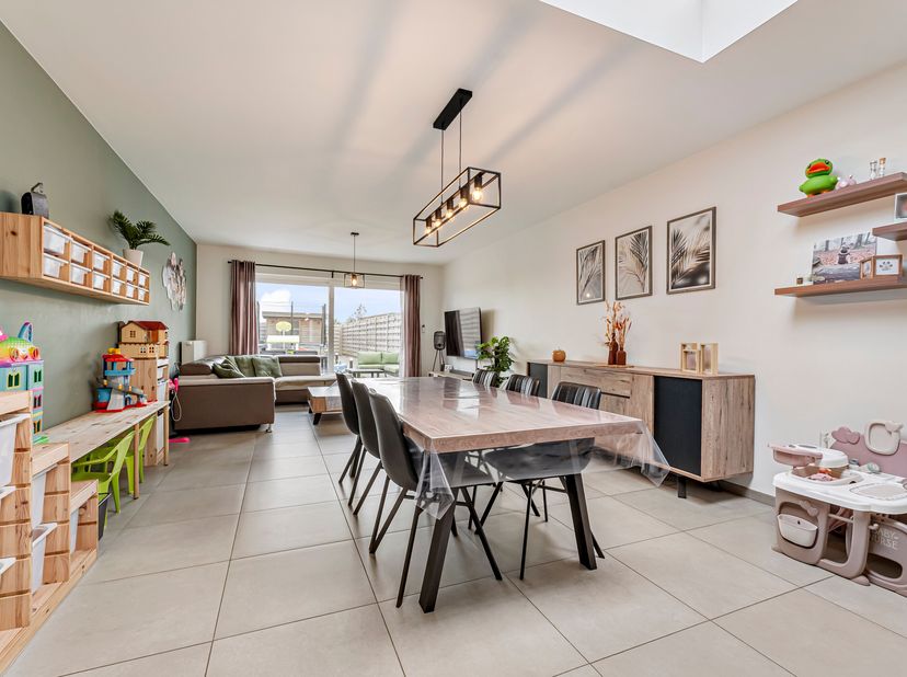 Instapklare woning met 3 slaapkamers en uitweg te koop in Lauwe!<br />
Je betreedt de woning via de inkomhal met gastentoilet en komt vervolgens in de