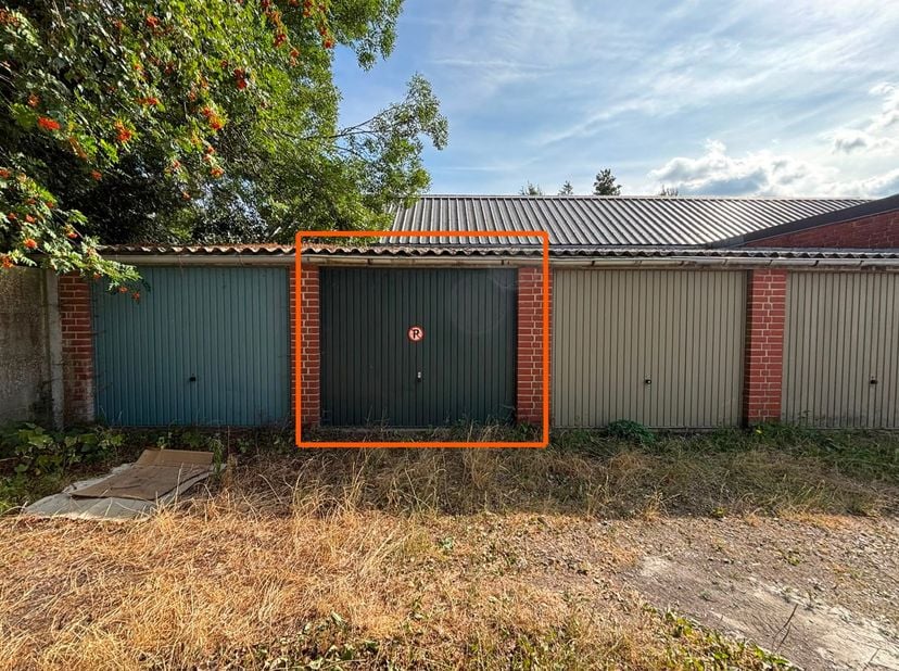 Deze gesloten garagebox met een nettovloeroppervlakte van 20 m² is gelegen in een garagecomplex. Deze garaga is onmiddelijk vrij<br />
<br />
Graag me