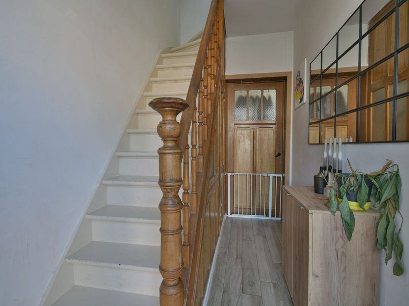 Welkom in de Bruggestraat 63, een ruime halfopen woning op een uitstekende ligging in het centrum van Torhout. Dankzij de centrale ligging bevinden wi