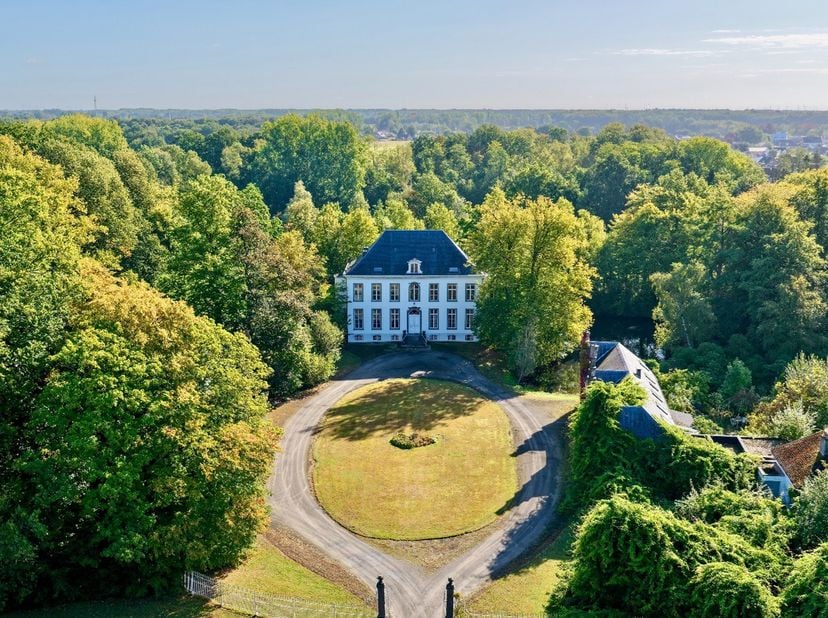 Het ‘Hof van Massenhoven’ exclusief te koop bij Immofluisteraar!<br />
<br />
Waan je in een idyllische wereld op dit prestigieuze kasteeldomein. Het