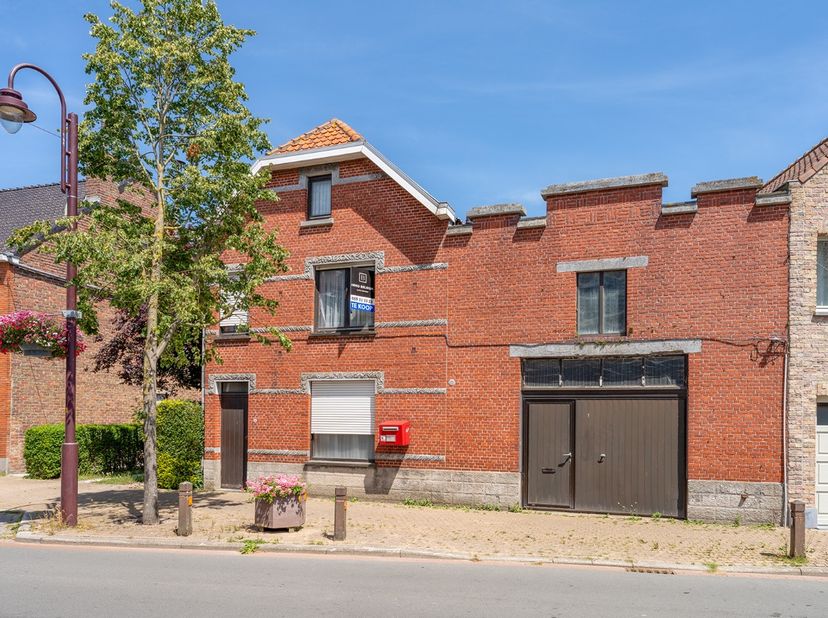 Ontdek deze volledig te renoveren woning met tal van mogelijkheden, gelegen in de geliefde Dorpsstraat te Klemskerke. De woning bevindt zich op een pr