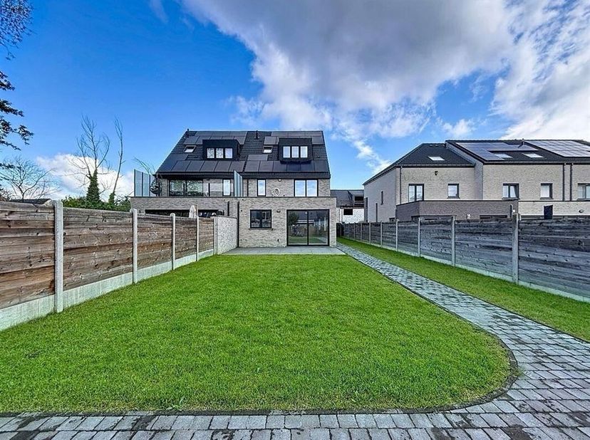 Quartier Ruisbroek : Espace Immo Brussels vous présente cette belle maison de 5 chambres de ±210 m² avec jardin +/- 410m². Maison à finir : revêtement