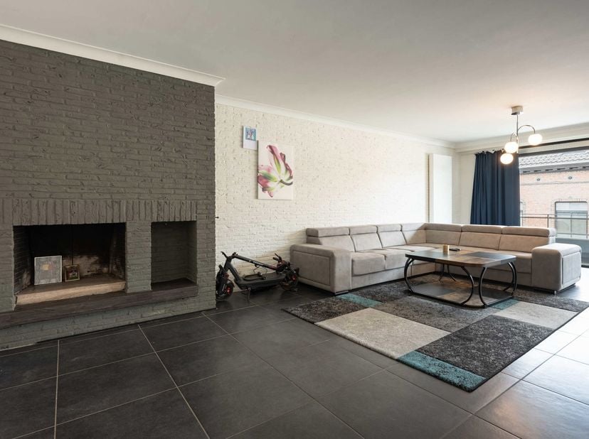 Dit ruim appartement op de bovenste verdieping, van een kleinschalige residentie, beschikt over een bewoonbaar oppervlakte van maar liefst 206m². De r