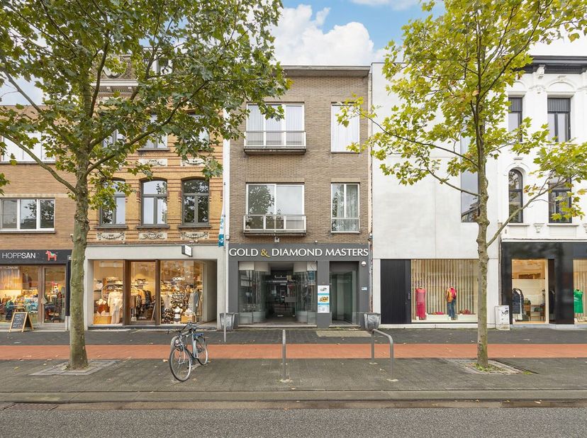 HANDELSGELIJKVLOERS MET TAL VAN MOGELIJKHEDEN OP EEN ZEER GUNSTIGE LOCATIE IN HARTJE MORTSEL!<br />
Indeling: Etalage (kan open getrokken worden voor