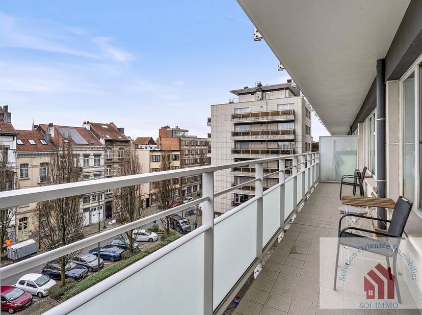 Ontdek dit aangename appartement met een bevoorrechte ligging. Op slechts enkele meters van Koekelberg, 1.000 m van Tour &amp;amp; Taxis en op enkele minu