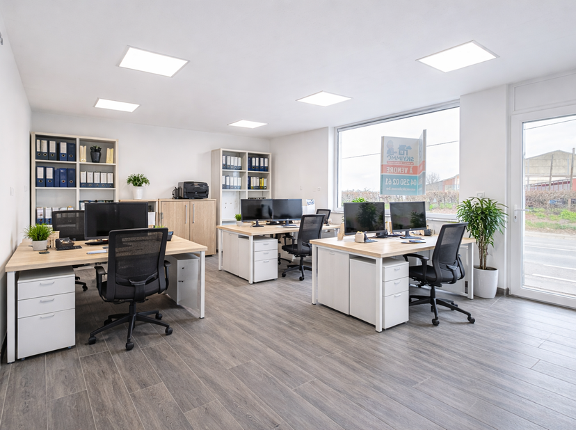 L'agence SKYIMMO est ravie de vous présenter cette magnifique maison de commerce située à JUPRELLE , se compose comme suit :<br />
RDC : Surface comme