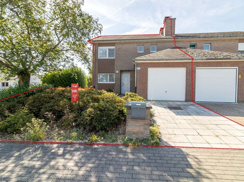 RUSTIG GELEGEN HALFOPEN WONING -<br />
Rustig gelegen halfopen woning met garage en tuin, gekadastreerd wijk C nr. 250/H P0000 voor 3a 78ca, omvattend
