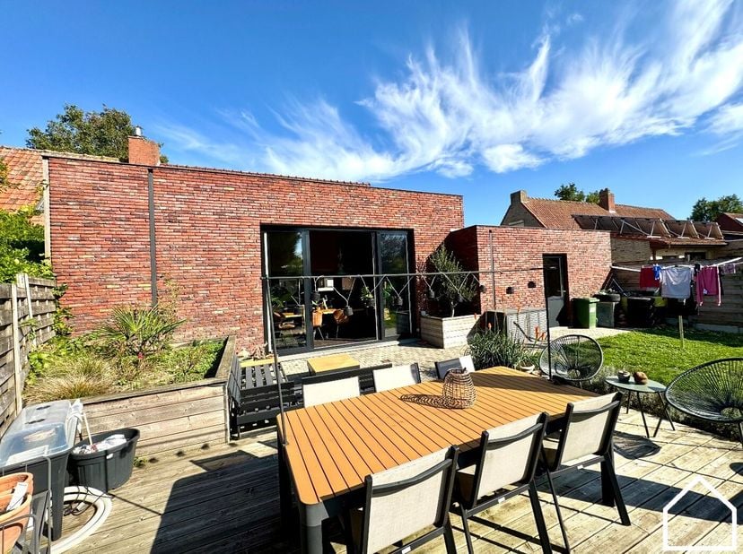 HALFOPEN WONING MET 2 SLPKS (3 MOGELIJK), GARAGE EN TUIN<br />
<br />
Indeling: <br />
<br />
Glv: inkomhall (3m²) - ruime living met open ingerichte
