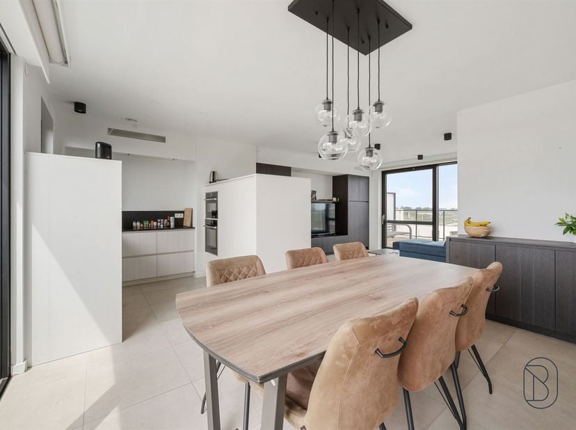Penthouse récent, prêt à emménager, situé en plein centre, avec deux terrasses exceptionnellement spacieuses (à l'avant et à l'arrière).<br />
Agence