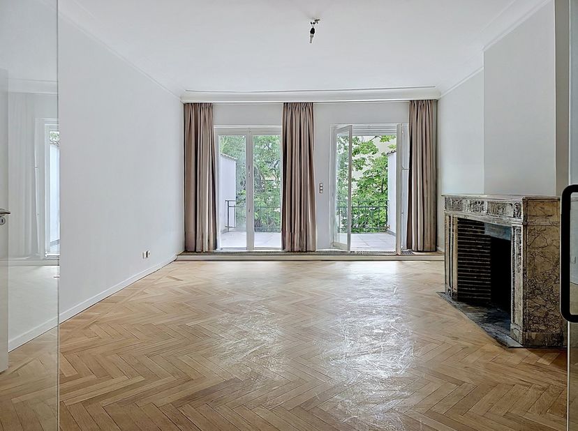 Le Sablon — À louer<br />
En plein cœur du Sablon, très bel appartement dans une petite copropriété avec ascenseur.<br />
Il comprend un hall d'entrée