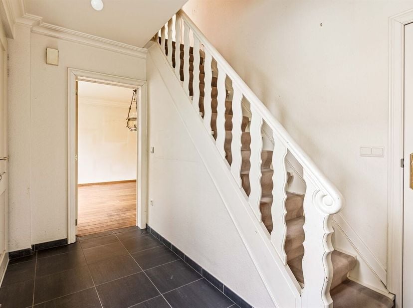Te moderniseren open bebouwing op 5a48ca<br />
Deze woning dateert van 1961 en dient gerenoveerd te worden naar de hedendaagse normen.<br />
Ligging:
