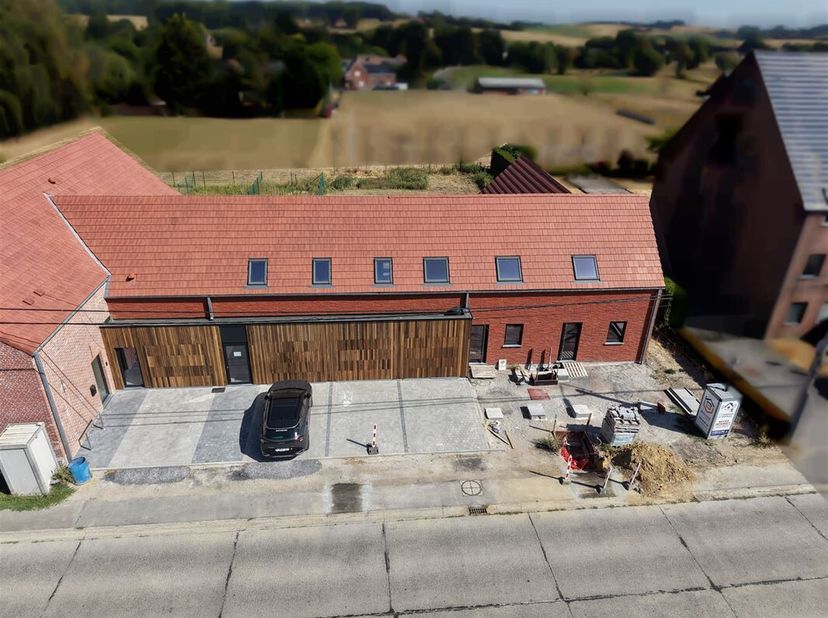 Halfvrijstaande woning (+/- 158m²) met tuin van 2 are 74 centiares gelegen in het hart van het dorp Havinnes.<br />
De woning omvat op de begane grond