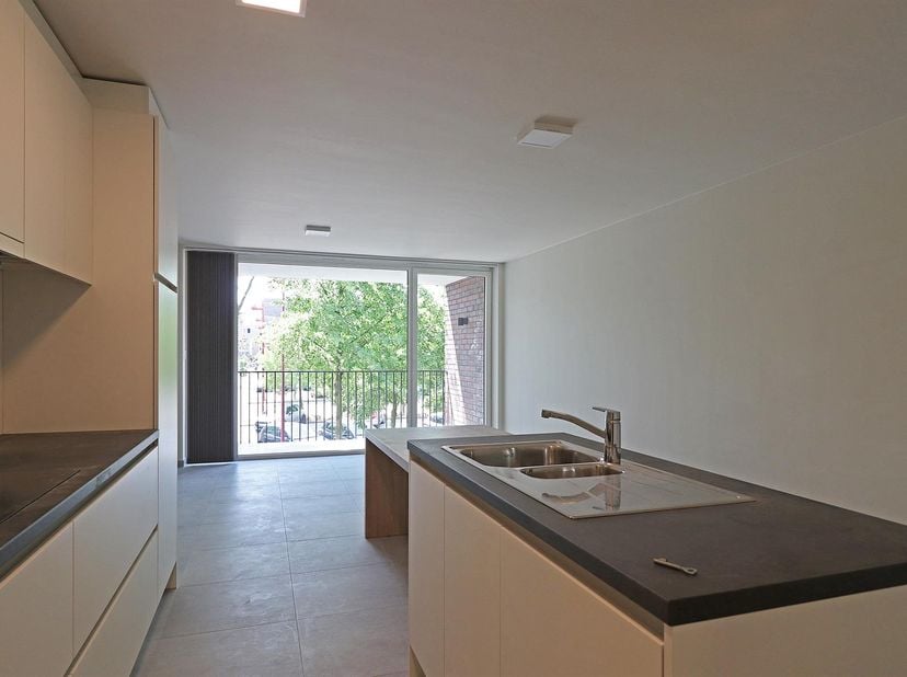 Pal in het centrum op de 1e verdieping gelegen zeer energiezuinig nieuwbouwappartement met 3 slaapkamers en terras. Voorzien van aluminium ramen met d
