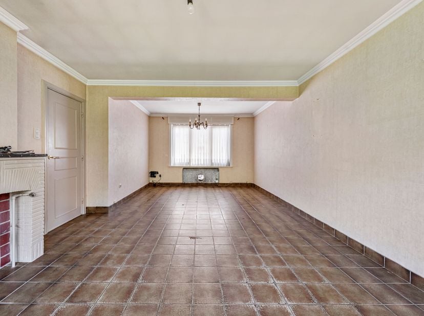Te renoveren woning met 4 slaapkamers en diepe tuin op toplocatie in Kortrijk!<br />
 Gelegen op een toplocatie, biedt deze woning tal van mogelijkhed