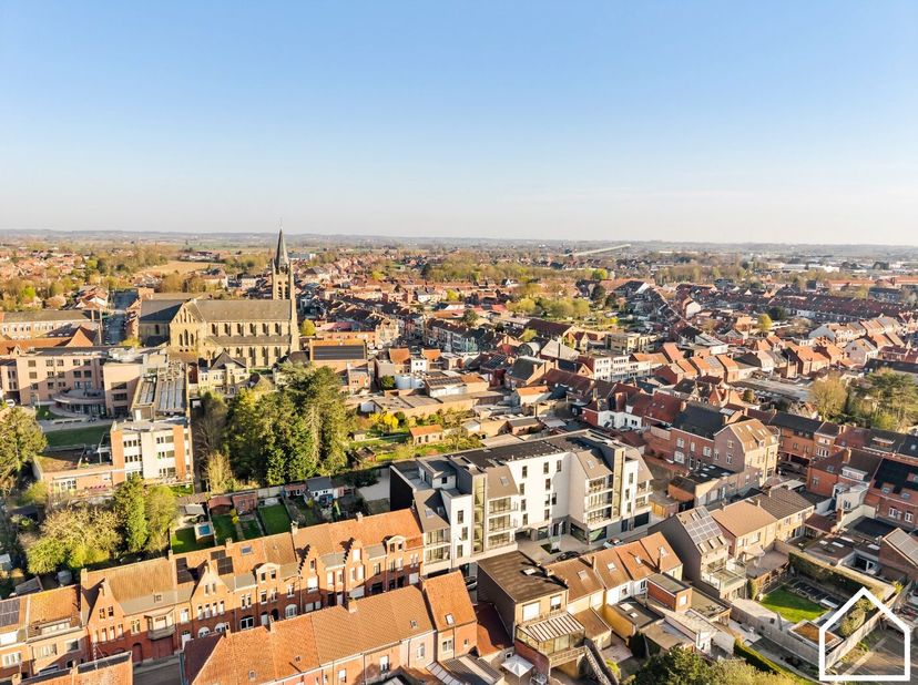 Appartement op de 3e verdieping van 119,47 m² bestaande uit een inkomhal met vestiaire en toilet, ruime en lichte woonkamer met open keuken, nachthal