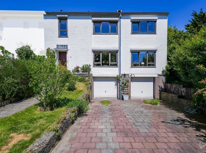 Au cœur du quartier prisé des Pléiades, dans l’écrin verdoyant du Clos du Dauphin, se dévoile cette charmante maison 3 façades où règnent calme, lumiè