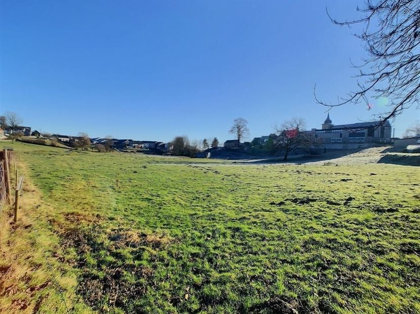 Terrain situé à Neuville !!<br />
Superficie de +/- 44 ares<br />
Ses atouts :<br />
- sa situation au calme<br />
- proche des commodités de Philippe
