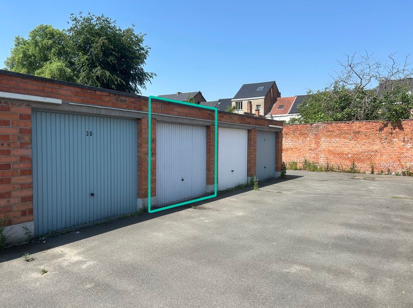 Bent u op zoek naar een veilige parkeerplaats of extra opslagruimte? Dan is deze garagebox misschien precies wat u zoekt. De garagebox is vlot bereikb