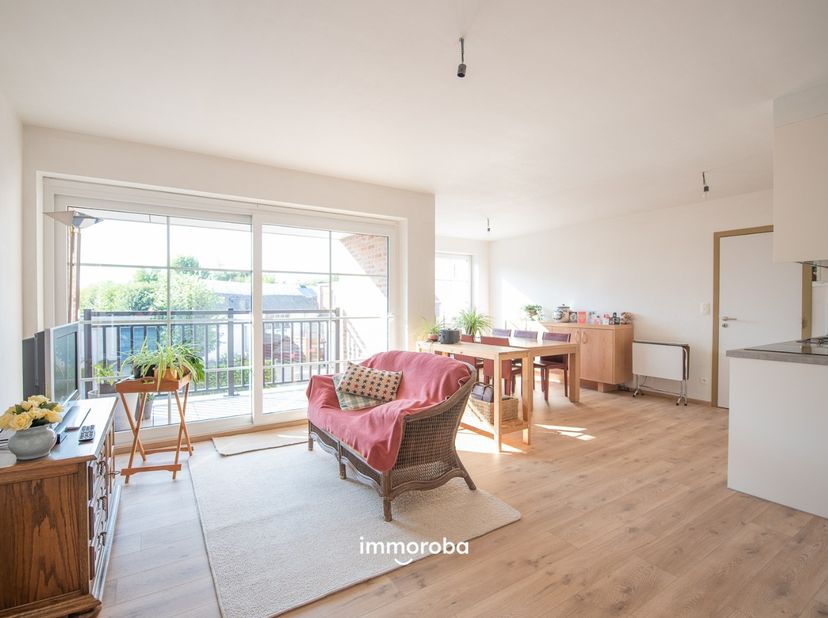 Mooi afgewerkt, lichtrijk en instapklaar appartement (bj 2019) op de eerste verdieping in een kleinschalige residentie met lift.<br />
Het appartement