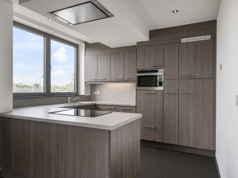 Energiezuinig en instapklaar appartement met drie slaapkamers, twee badkamers en dubbel terras, op wandelafstand van het centrum van Hasselt.Voor meer