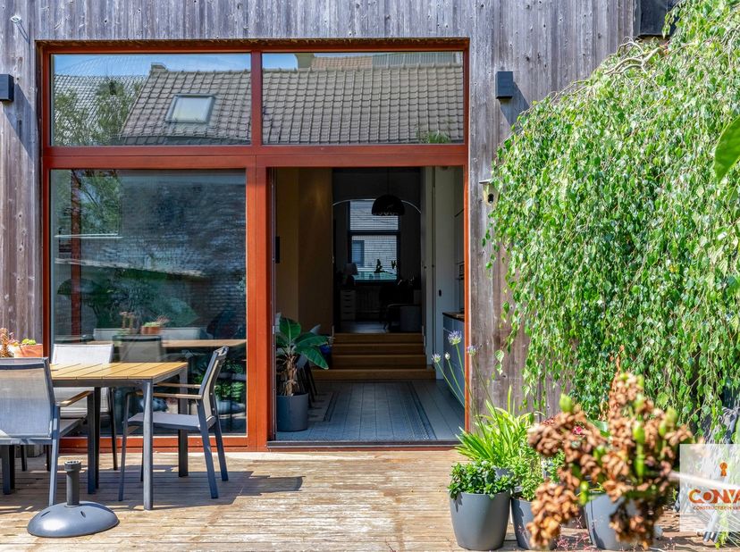 Op zoek naar een instapklare woning met karakter, ruimte en een uitstekende ligging? Dan is deze charmante woning in de Klinkkouterstraat 47 in Sint-A