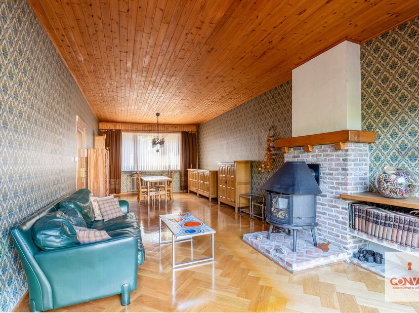 Deze woning is uitstekend gelegen tussen het station Gent-Sint-Pieters en het UZ Gent. Lokale handelaars, scholen en op- en afritten bevinden zich nab