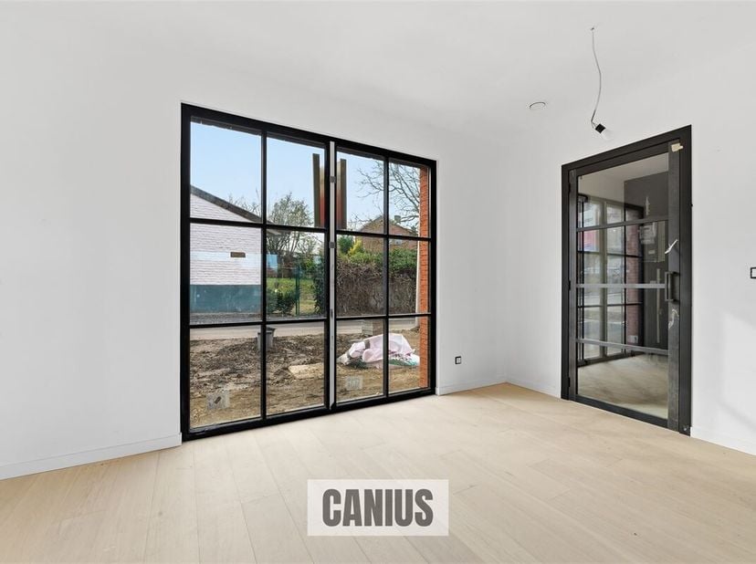 ENERGIEZUINIGE NIEUWBOUWWONING MET 4 SLPKS<br />
Ben je op zoek naar een idyllisch thuis in een charmante omgeving? Dan verwelkomen we je graag in ons