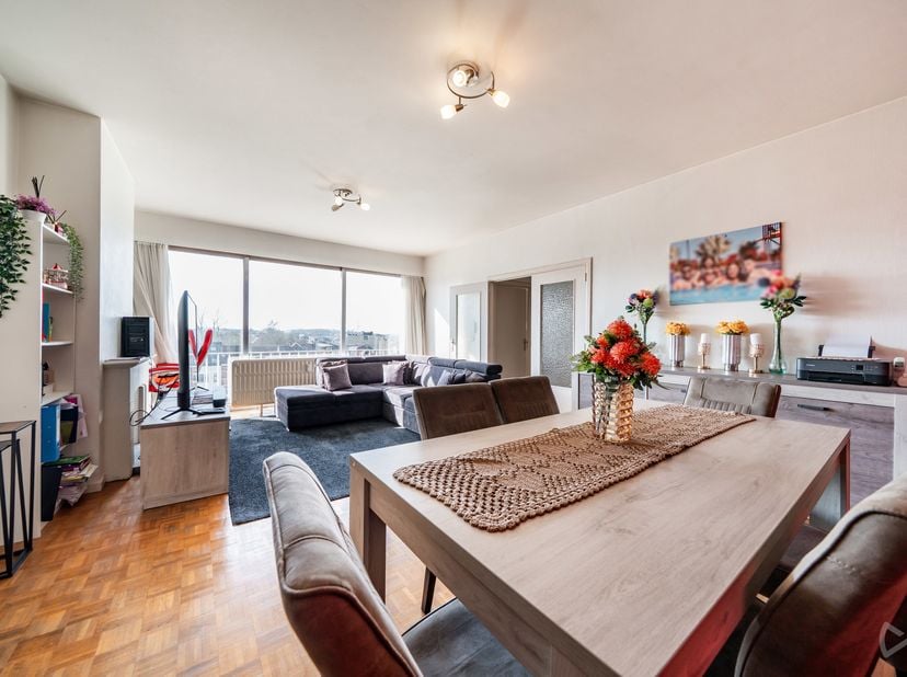 Situé au 6e et dernier étage d’un immeuble idéalement placé Square Georges Marlow, ce charmant appartement d’angle de 3 chambres séduit par sa luminos