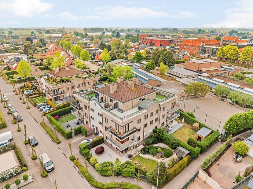 Deze penthouse van ca. 131 m² ligt op wandelafstand van het centrum van Hoogstraten en beschikt over een groot zonneterras van ca. 225 m² met zicht op
