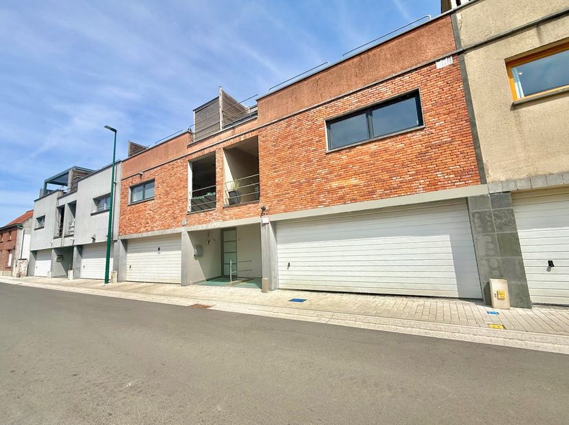 Deze SUPER UNIEKE en toffe bel-etage (BJ 2012) ligt op een goede locatie aan het centrum van Assenede met de invalswegen vlakbij! De absolute troef va