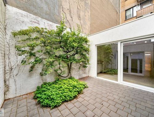                                         Handelsgelijkvloers te koop in Oostende, € 395.000
