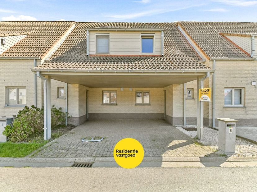 Deze recente gesloten bebouwing biedt een aangename combinatie van comfort, ruimte en een praktische indeling. Op het gelijkvloers bevindt zich een li