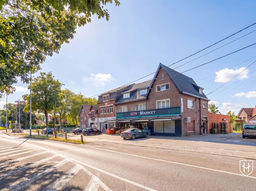 Handelspand te koop met handelsgelijkvloers (420 m2) en riante duplex-bovenwoning (250 m2) verdeeld over de 1ste en 2de verdieping.<br />
De bovenwon