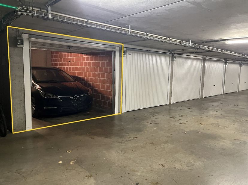 Deze afgesloten garagebox is zeer centraal gelegen op de hoek van de Vrijheidsstraat en Ter Lake, gunstig gelegen dichtbij het stadscentrum.<br />
Ze