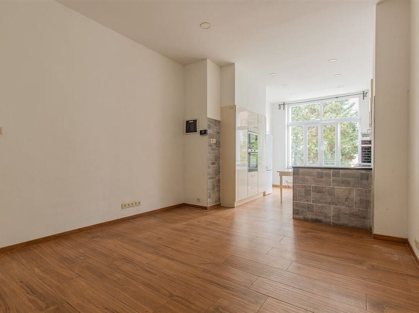 Instapklaar 2-slaapkamerappartement in stijlvol herenhuis te Elsene<br />
Biedingen vanaf 375.000 € (onder voorbehoud van aanvaarding door de eigenaar