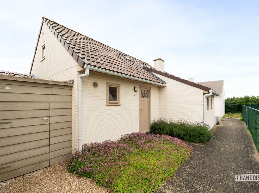 Op zoek naar een instapklare vakantiewoning te koop nabij de kust? Deze sfeervolle vakantiewoning in de Neptunuslaan te Harendijke combineert een warm