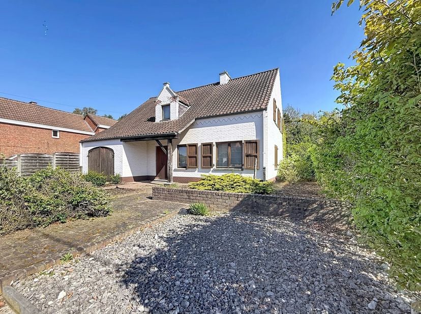 Deze verrassend ruime woning is gelegen te Mol-Ezaart op een mooi perceel van +/- 11a.<br />
We nemen u even mee doorheen het pand.<br />
De inkomhal