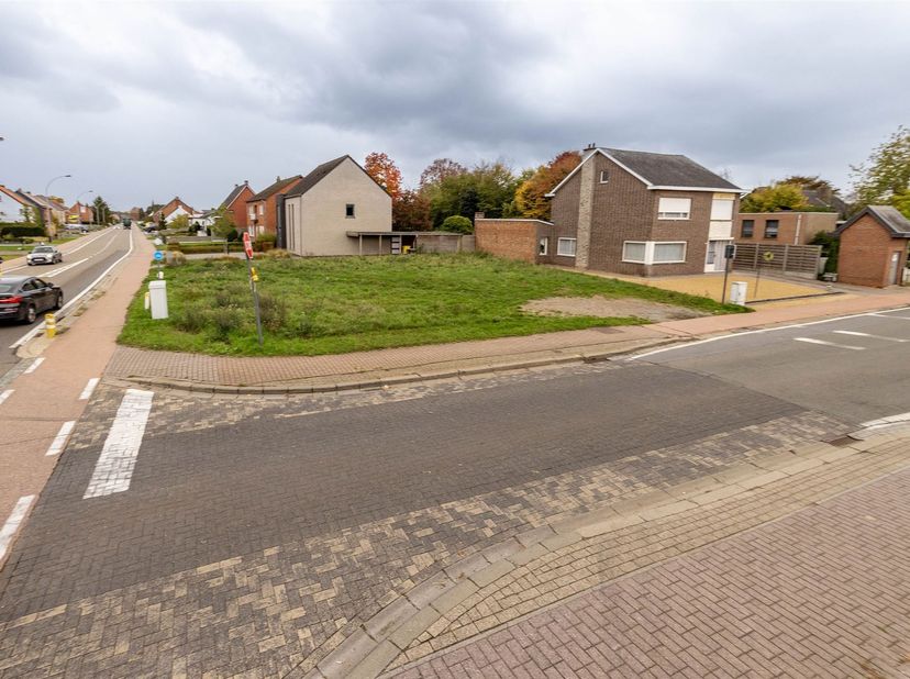 IN OPTIE !!<br />
<br />
Bouwgrond van 646 m² voor open bebouwing.<br />
<br />
Te bouwen diepte: max 12 m<br />
te bouwen breedte: max 16,30 m<b