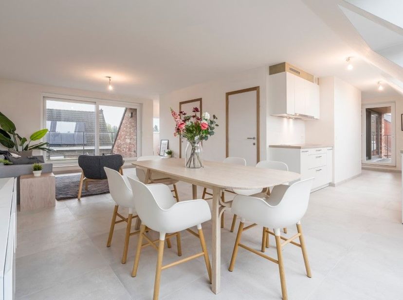 De grootste troef van dit appartement te koop zijn de zeer aangename, lichtrijke leefruimtes. Dankzij de grote glaspartijen geniet u de hele dag door