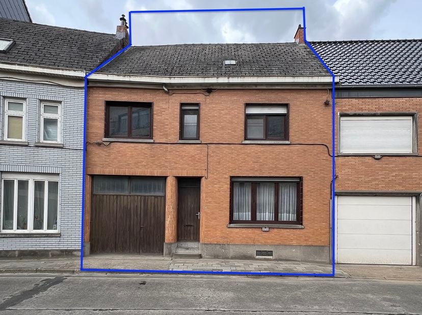 In het hart van Herzele bevindt zich deze ruime woning met veel potentieel, ideaal gelegen op wandelafstand van station, winkels, scholen en het centr