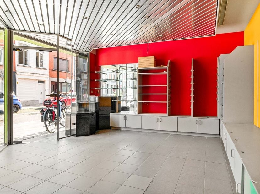 Deze ruime te renoveren woning bevindt zich in het kernwinkelgebied van Lier, op een toplocatie met uitstekende zichtbaarheid en alle voorzieningen op
