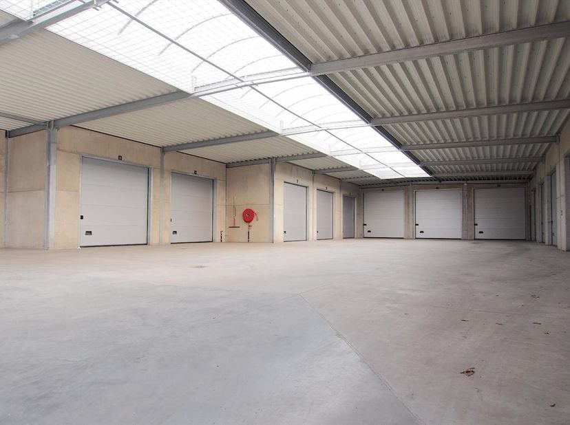 Opslagruimte met sectionaalpoort te huur op TOPLOCATIE. Vlotte verbinding richting autostrade, ring van Brugge,... <br />
<br />
Oppervlaktes.: +/- 25
